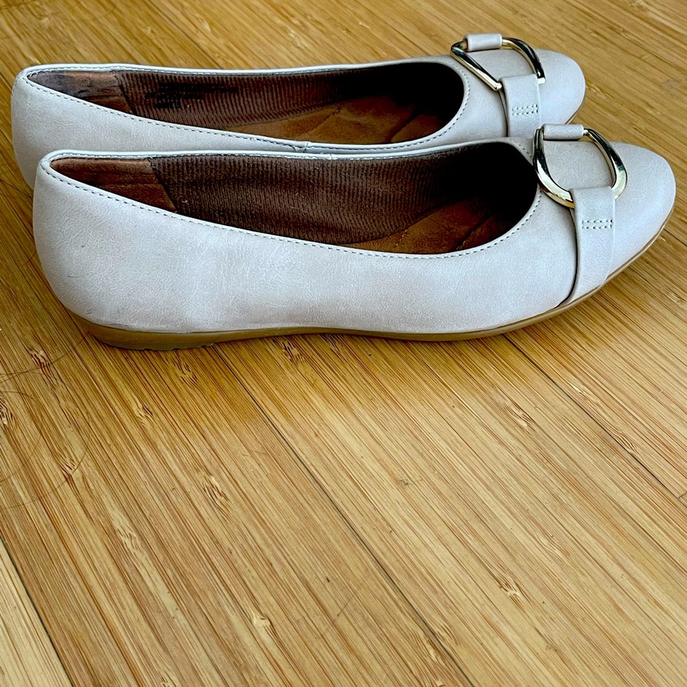 Selling women’s ballet flats from DSW!